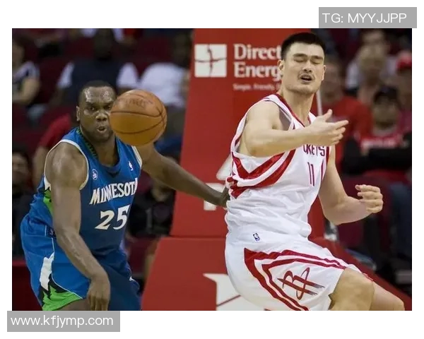 姚明与杰弗森的巅峰对决:篮球场上的传奇较量与友谊的碰撞 姚明与杰弗森的巅峰对决:篮球场上的传奇较量与友谊的碰撞