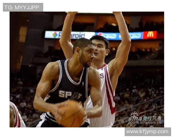 邓肯温情拥抱姚明展现篮球友谊与跨文化交流的美好瞬间