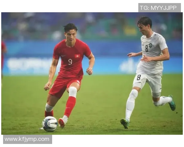 香港足球明星队荣获冠军奖杯瞬间精彩回顾与队员们的欢庆时刻