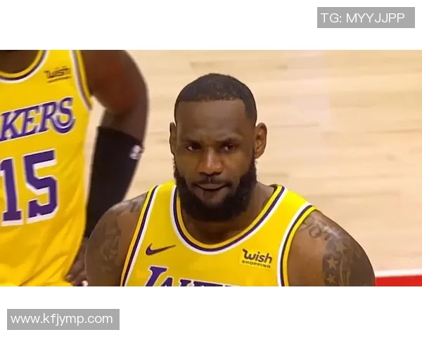 篮球明星意外遭遇篮球砸头现场惊险瞬间引发众人围观与热议